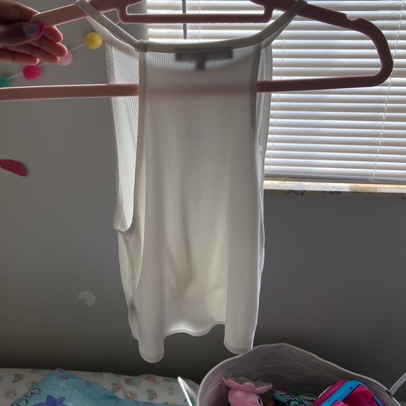 White/crème colored tank top with a small knot at the bottom. - Picture 2 of 5